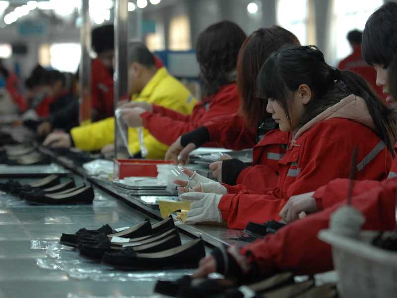Una fabbrica di scarpe a Qingdao, Cina (foto Ansa)