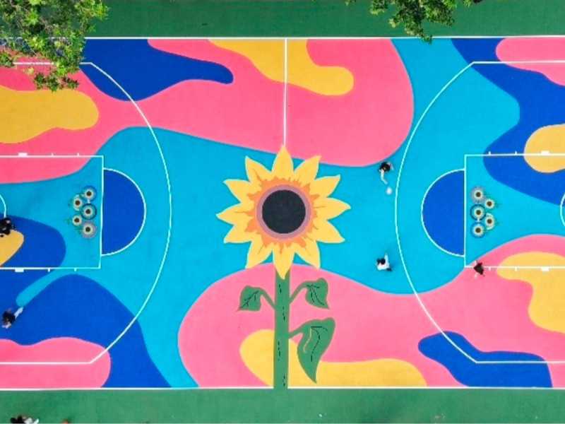 Il campo dei girasoli in via Dezza a Milano, uno dei mitici campi da basket della città, ricolorato per ricordare Alessandro Meszely, morto per un attacco di cuore a 15 anni mentre giocava proprio qui (foto Zapelloni)