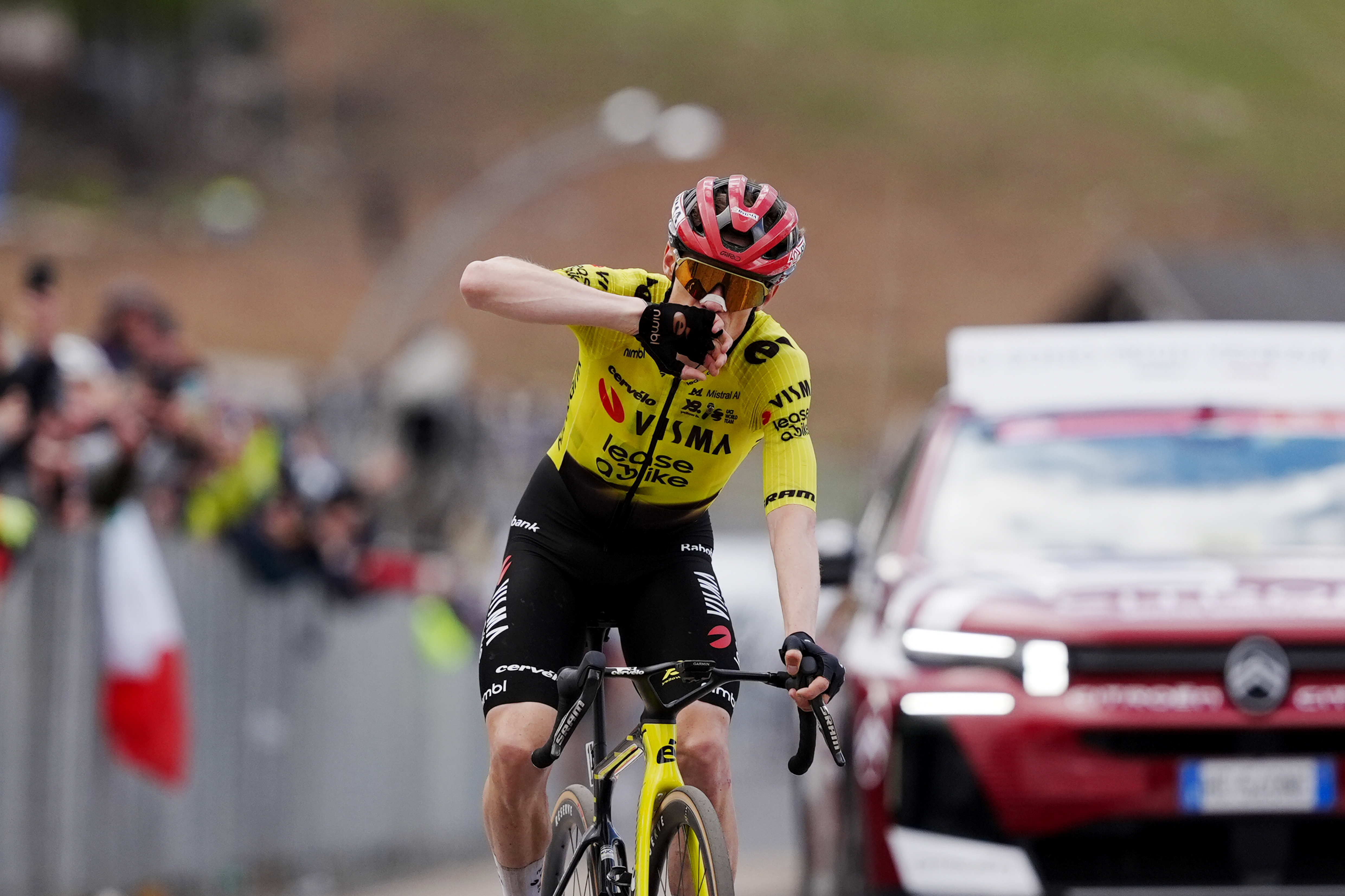La vittoria di Jonas Vingegaard sul Blockhaus (foto di Massimo Paolone per LaPresse)
