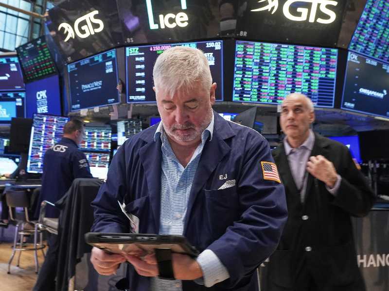Un trader al lavoro al New York Stock Exchange (foto LaPresse)