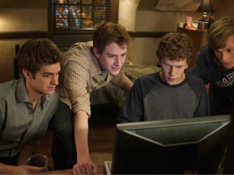 Una scena di The Social Network, film del 2010 diretto da David Fincher, incentrato sui fondatori di Facebook e sul fenomeno pop che la piattaforma ha creato