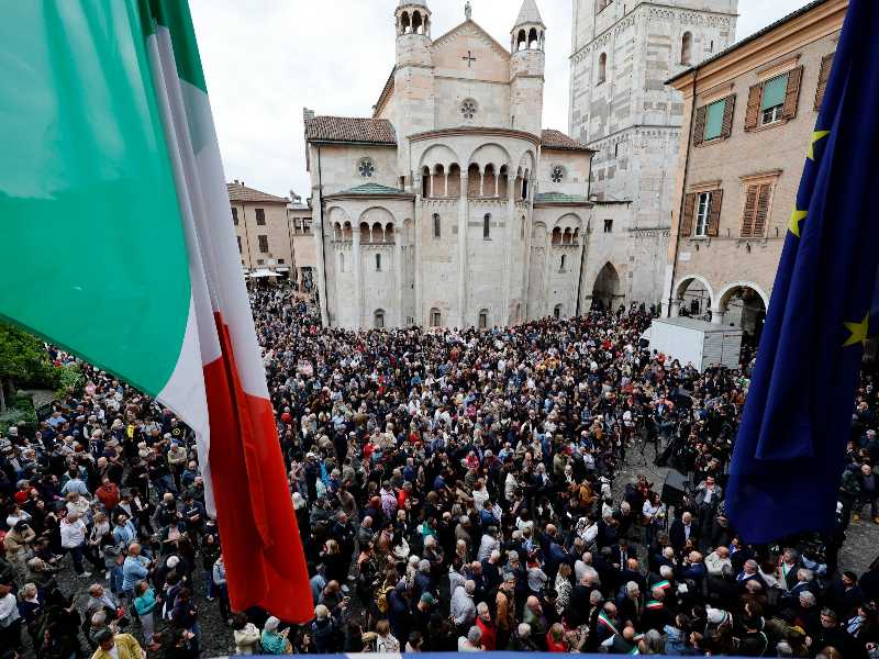 Piazza Grande a Modena gremita per la manifestazione di solidarietà e vicinanza alle vittime dell'attentato (foto Ansa)