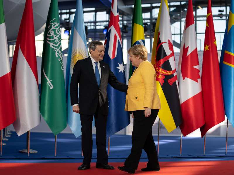 L’Europa valuta un inviato per trattare con Putin: spuntano i nomi di Draghi e Merkel