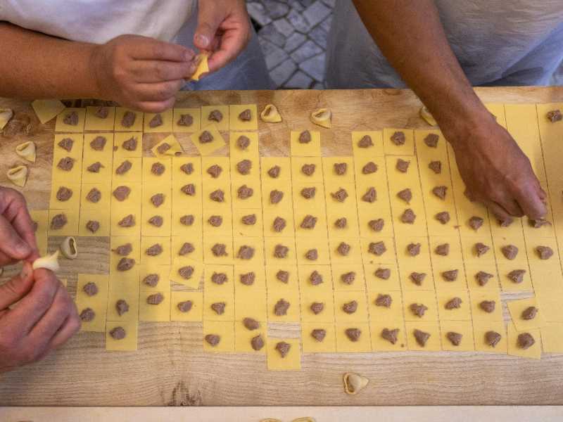 Dal tortellino Pantone all’AI generativa: i nuovi rischi che le imprese non vedono ancora