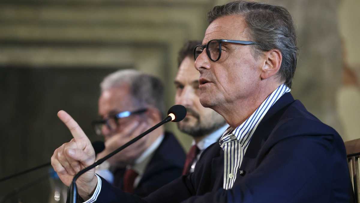 Immagine di Calenda: "Non vado a destra perché sono pippe!"