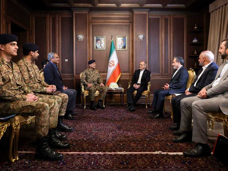Il presidente iraniano Masoud Pezeshkian con il capo dell’esercito pachistano, feldmaresciallo Asim Munir, ad aprile a Teheran