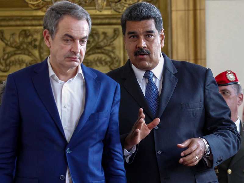 Zapatero e Maduro nel 2018 (foto Ansa)