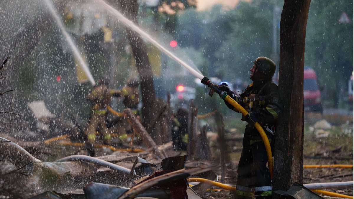 Immagine di Kyiv cerca i suoi morti fra le macerie delle bombe di Putin. Non è una “rappresaglia”, è il metodo russo
