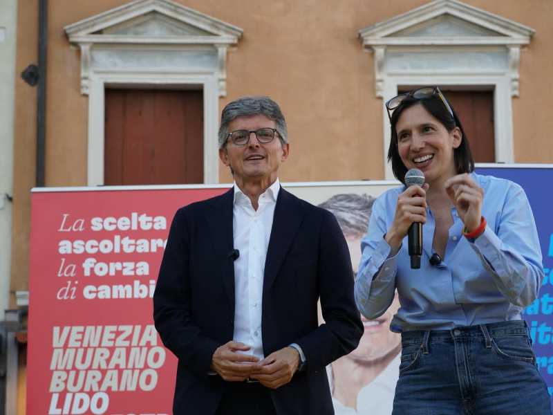 Elly Schlein con Andrea Martella, candidato sindaco per Venezia (foto Ansa)