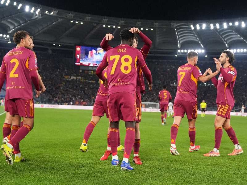 I giocatori della Roma festeggiano la qualificazione in Champions League (foto di Alfredo Falcone per LaPresse)