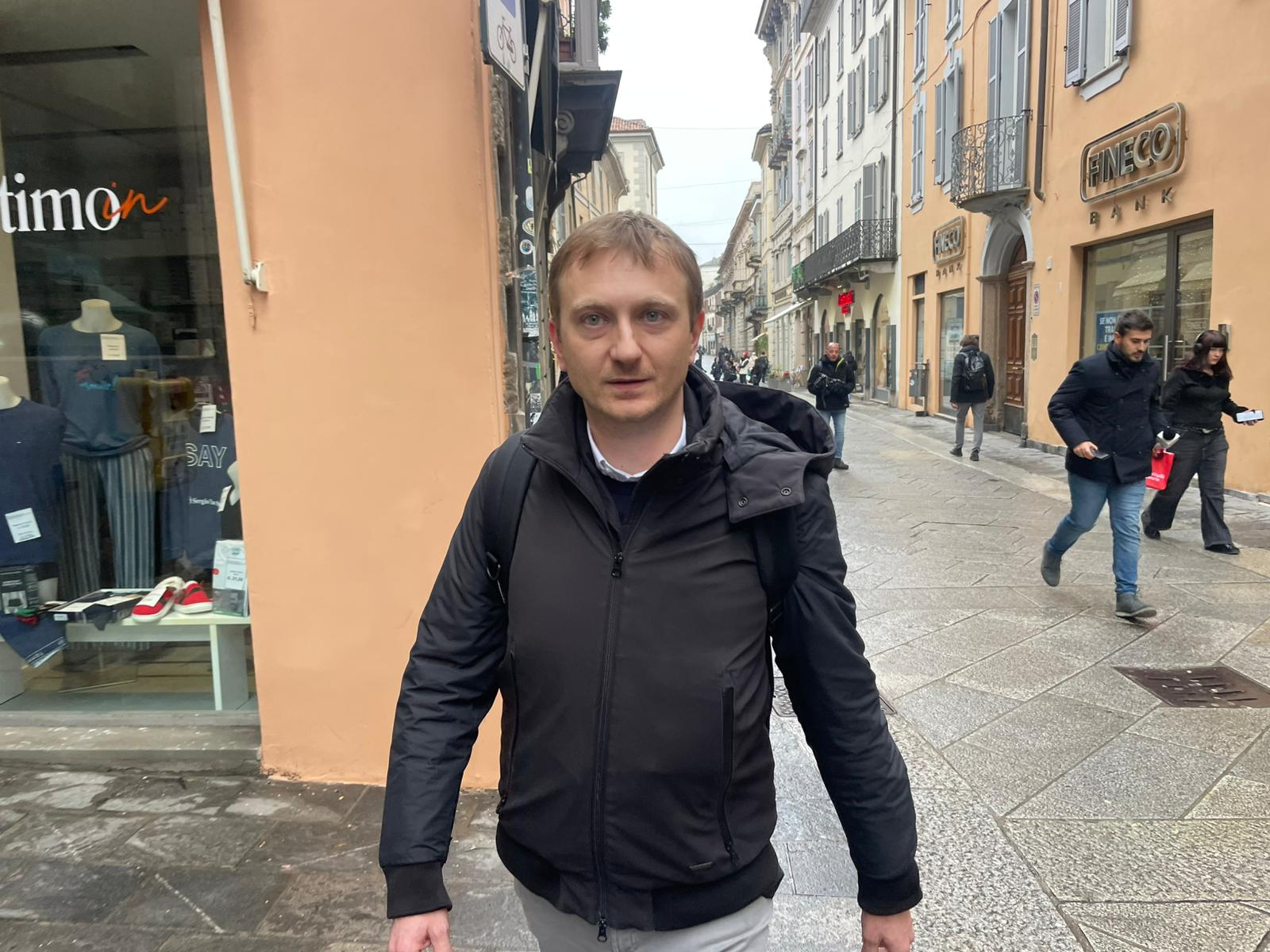 Alberto Stasi per le vie di Pavia dopo esser stati in tribunale per l'incidente probatorio il 18 dicembre 2025 (foto Alessandro Contaldo per LaPresse)