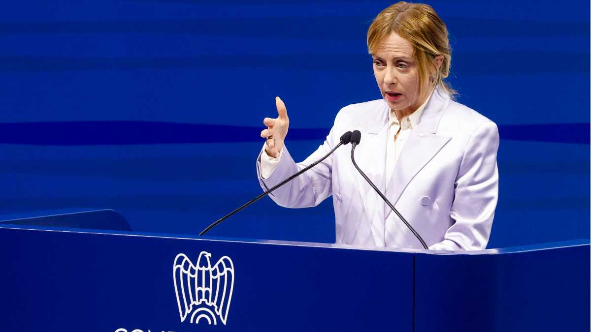 Immagine di Meloni a stella: la Confindustria la acclama, Schlein e Conte assenti. Viaggio