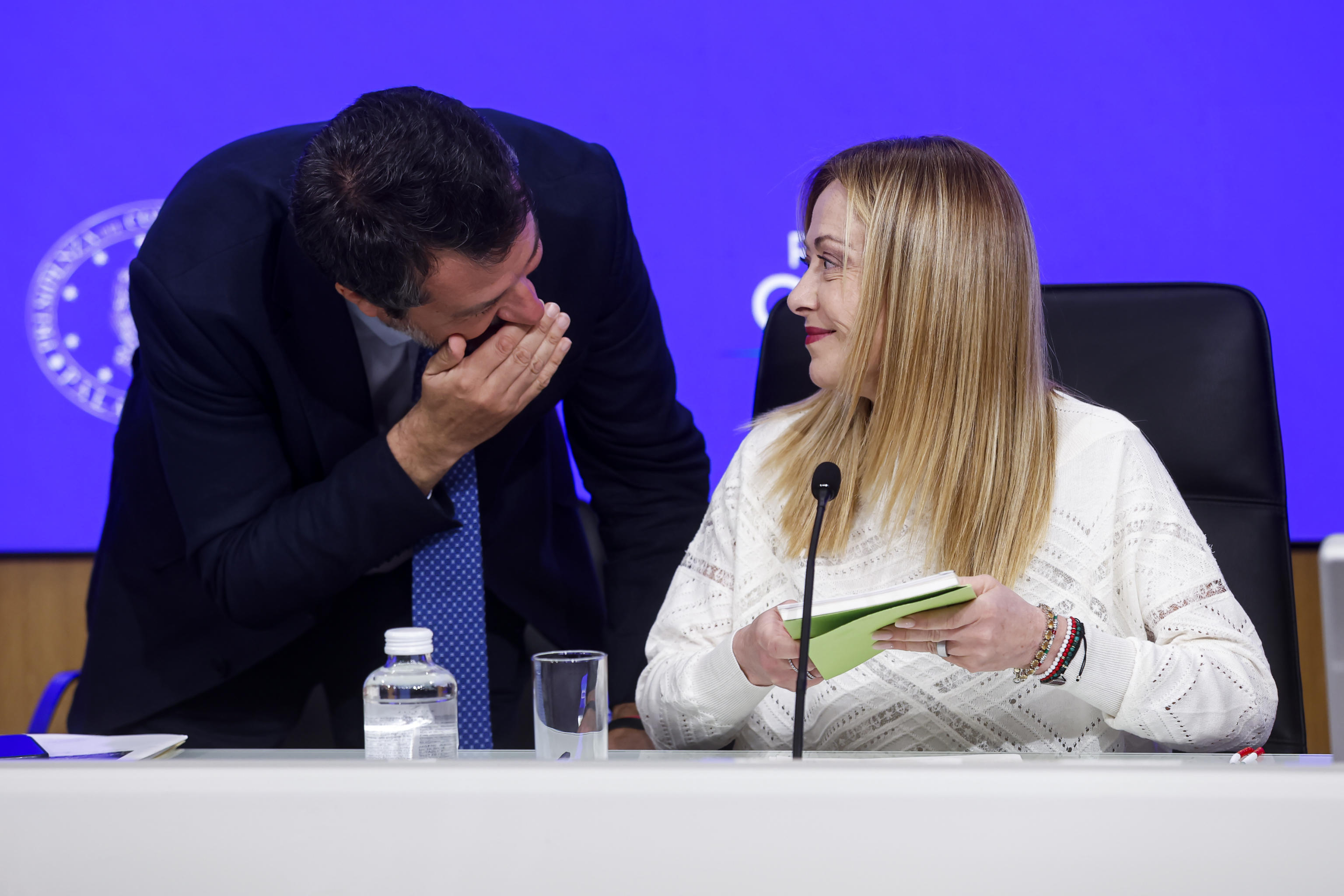 Il fienile di Meloni: ferma Salvini che dice 