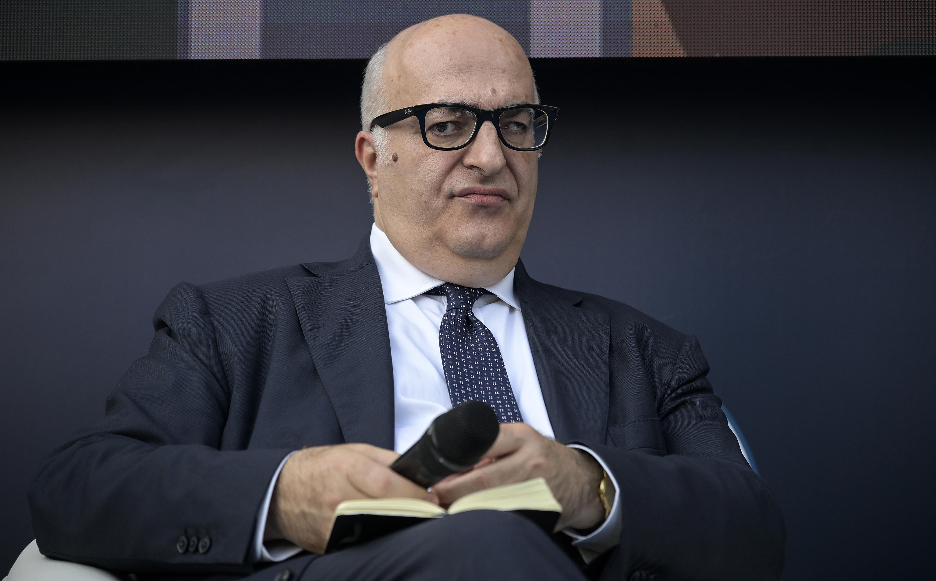 Il giornalista Mario Sechi sotto tutela dopo le minacce dagli anarchici. Meloni: 