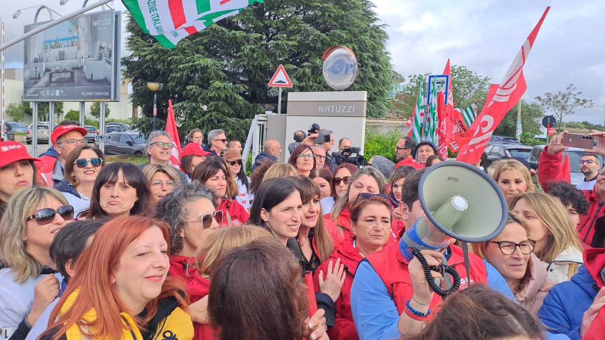 Immagine di Sui divani di stato Natuzzi vincono i nazionalizzatori bipartisan: Urso e il Pd