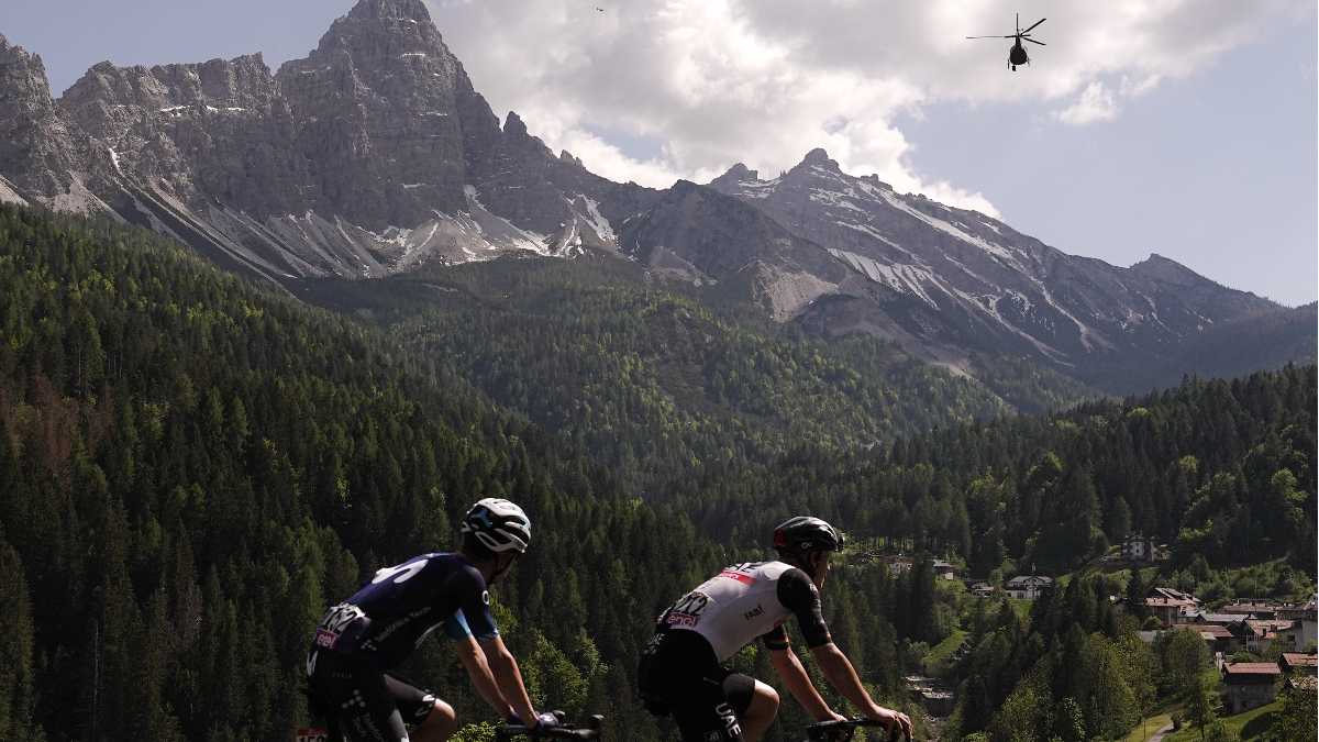 Immagine di Il Giro d'Italia ad alta quota. Di che colore sono le Dolomiti?
