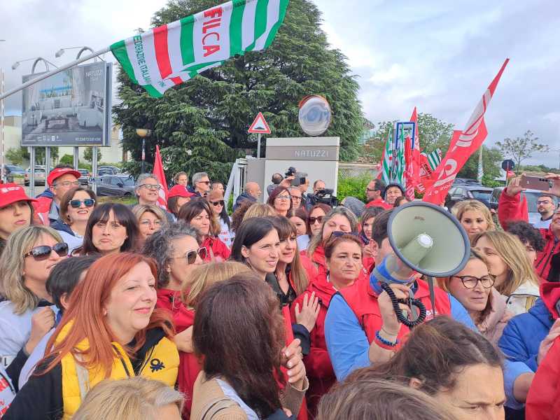 Elly Schlein al presidio dei lavoratori Natuzzi all'esterno dello stabilimento principale di Santeramo in Colle (Bari) dove è in corso da giorni un presidio di protesta, 30 aprile 2026.