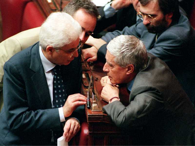 Sergio Mattarella e Franco Marini in una foto del 1998 (foto Ansa)