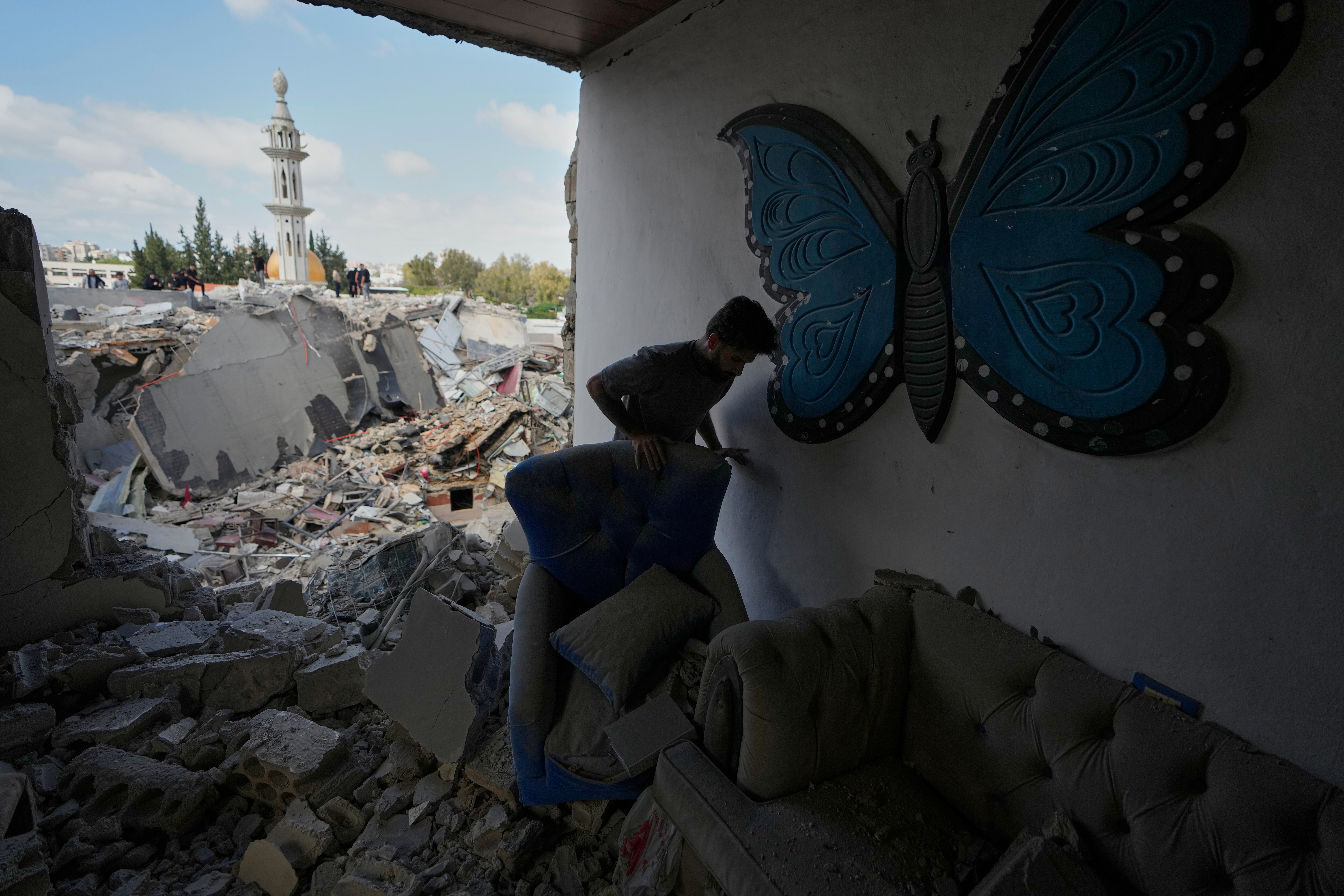 Blitz americani e iraniani, poi un’ipotesi di tregua. I timori di chi non è al negoziato, ma lo subisce