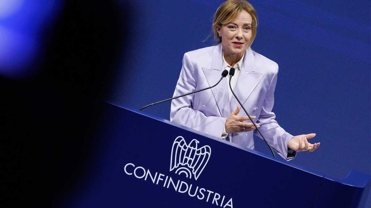 Immagine di Meloni, al voto! Bonelli: "Vuole le urne a novembre". La Lega pensa a una "scossa" e Conte non vuole le primarie con l'obolo