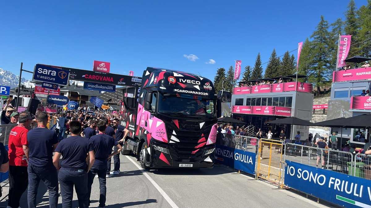 Immagine di Dietro le quinte del Giro, davanti alla corsa. L’uomo che per primo passa sulle strade rosa