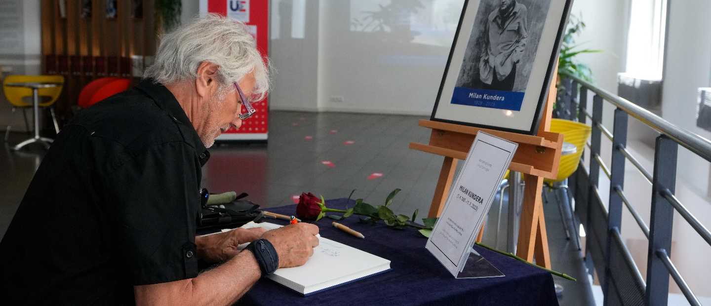 Immagine di "Scrivere, che strana idea! Vita di Milan Kundera", tra il riso e l’oblio