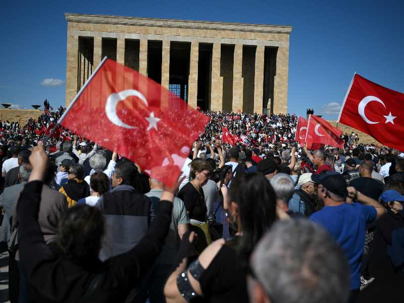 Erdogan si mostra saldo di fronte agli alleati mentre affronta un problema di sicurezza interna