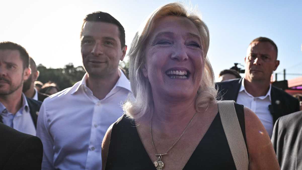 Immagine di Bardella resta “l’eterno delfino” e ostenta letizia iniziando la campagna elettorale di Le Pen