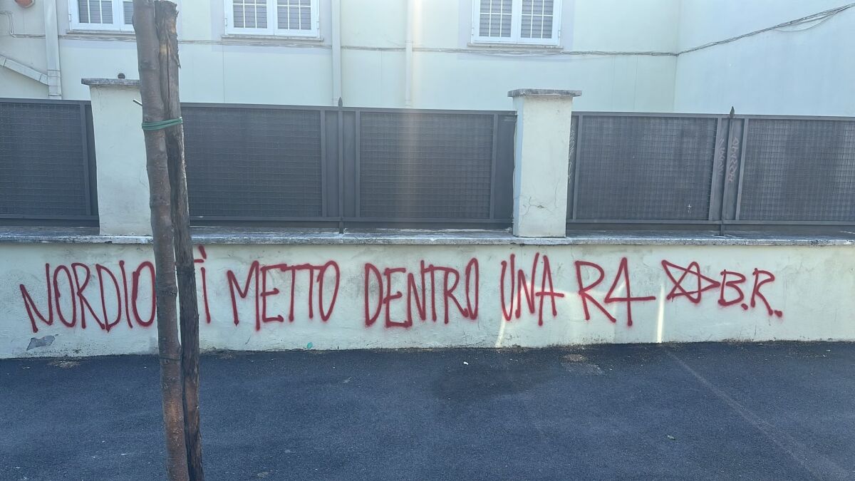 Image of “Nordio inside an R4”. Red Brigades intimidation of the minister in Rome