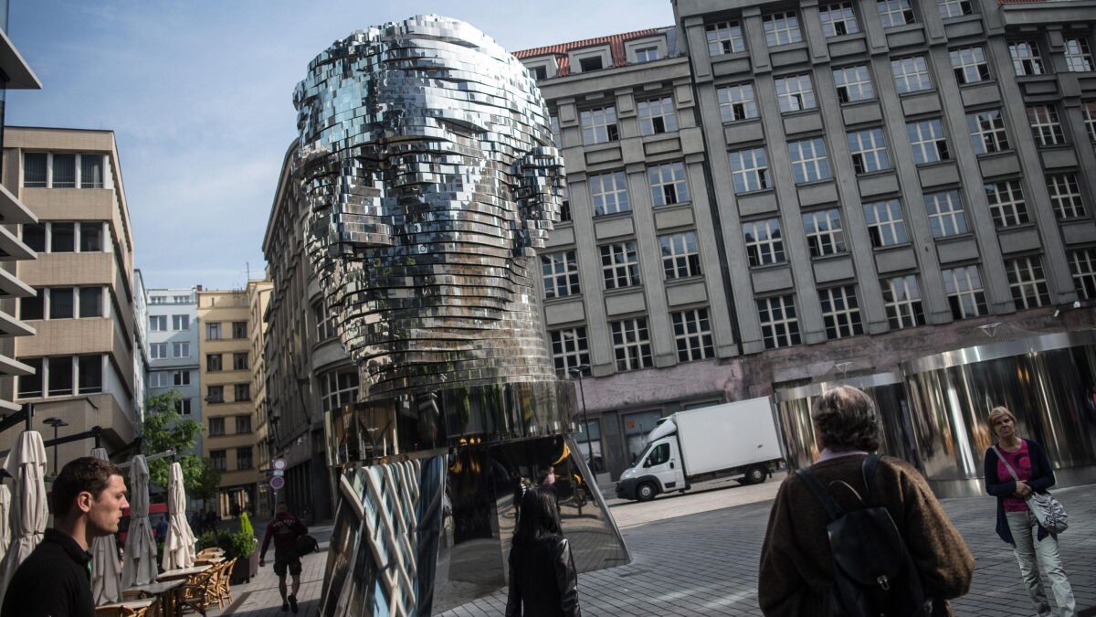 Immagine di Il Kafka dello sciamanico Blanchot, antidoto all’esplosione di libri d’oggi