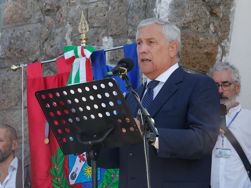A Sant’Anna di Stazzema lo scatto "antifa" di Tajani