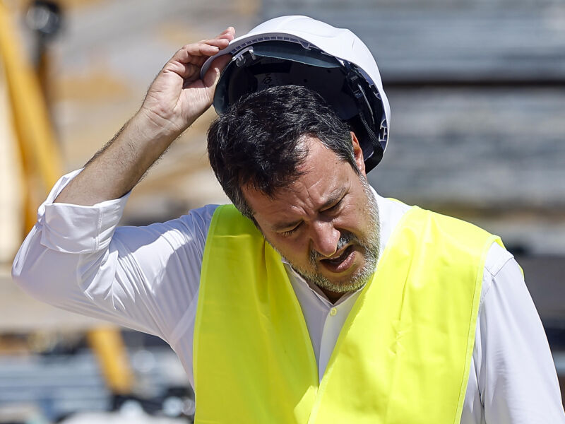 Il ministro delle Infrastrutture e Trasporti Matteo Salvini durante il sopralluogo tecnico presso il cantiere RFI del nodo ferroviario “Pigneto”, Roma, 11 agosto 2026. ANSA/ANGELO CARCONI