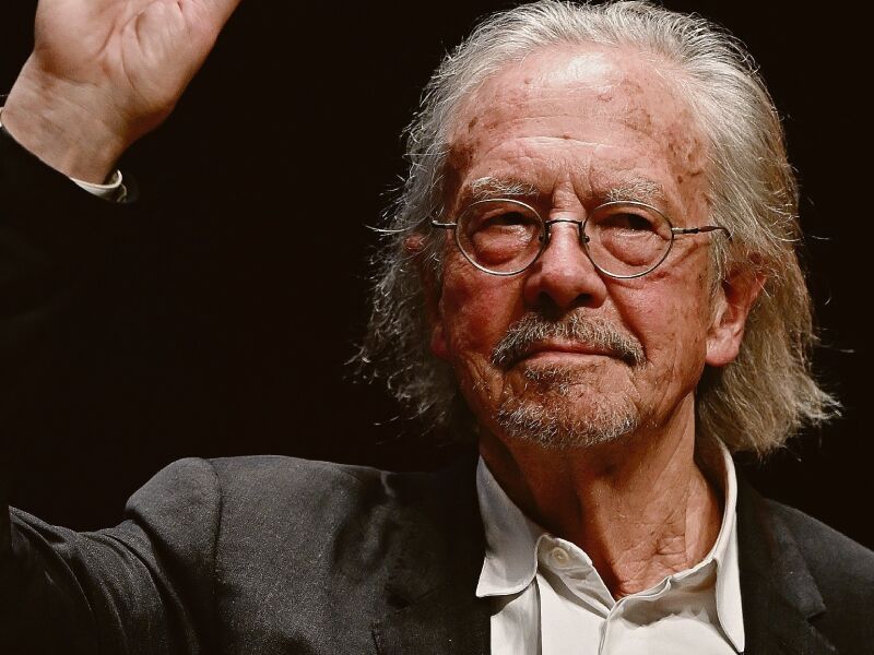 Peter Handke cortese e cerimonioso non è mai stato, ma ha preso, con l’età, il tono di una serietà sorridente, di una severità temperata dall’indulgenza (Getty)