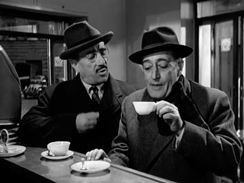 Nel film "La banda degli onesti" (1956), Totò spiega a Peppino il concetto di profitto usando due tazzine di caffè e una zuccheriera