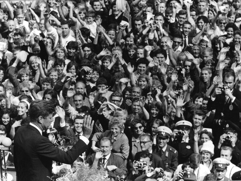 Il presidente americano John F. Kennedy davanti a una folla immensa a Berlino, in Germania, il 26 giugno 1963. (Foto di PhotoQuest/Getty Images)
