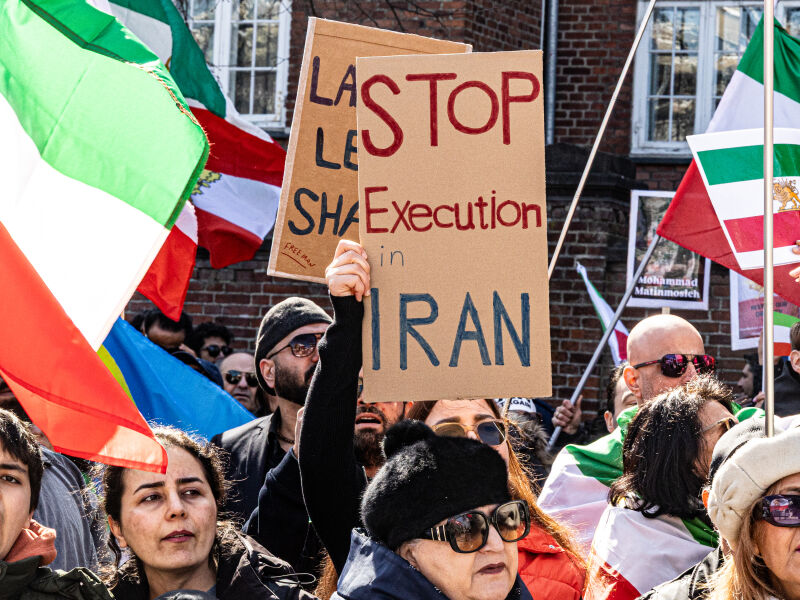 Teheran fa la guerra a Trump su Hormuz e agli iraniani sul patibolo