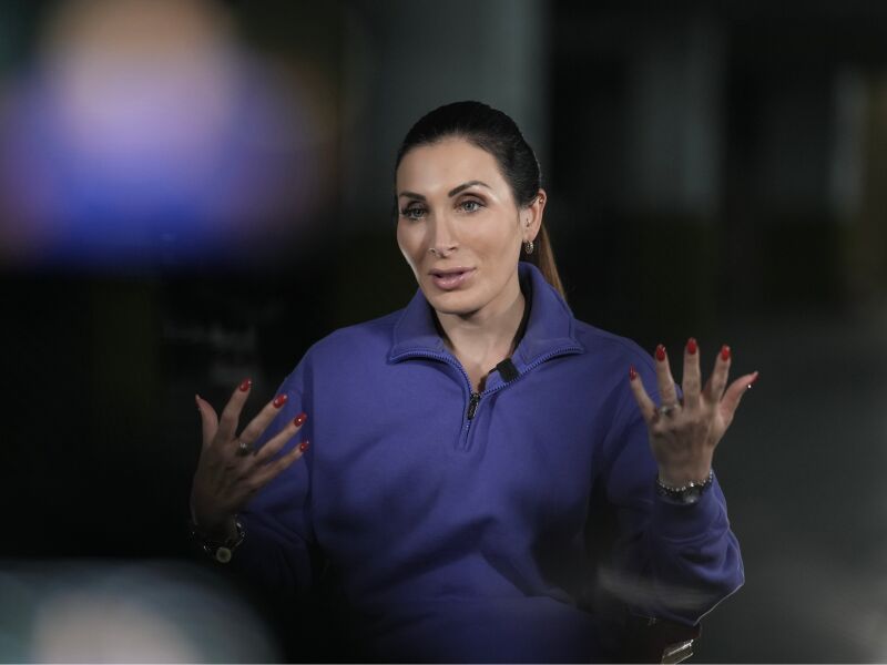 Laura Loomer durante un’intervista con l’Associated Press a Kyiv, in Ucraina (AP Photo/Andrew Kravchenko)