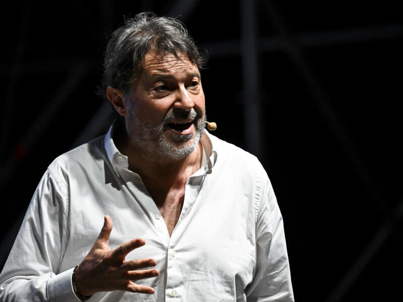 Sigfrido Ranucci during his show ‘Diario di un trapezista’ in Cerveteri – photo: Ansa
