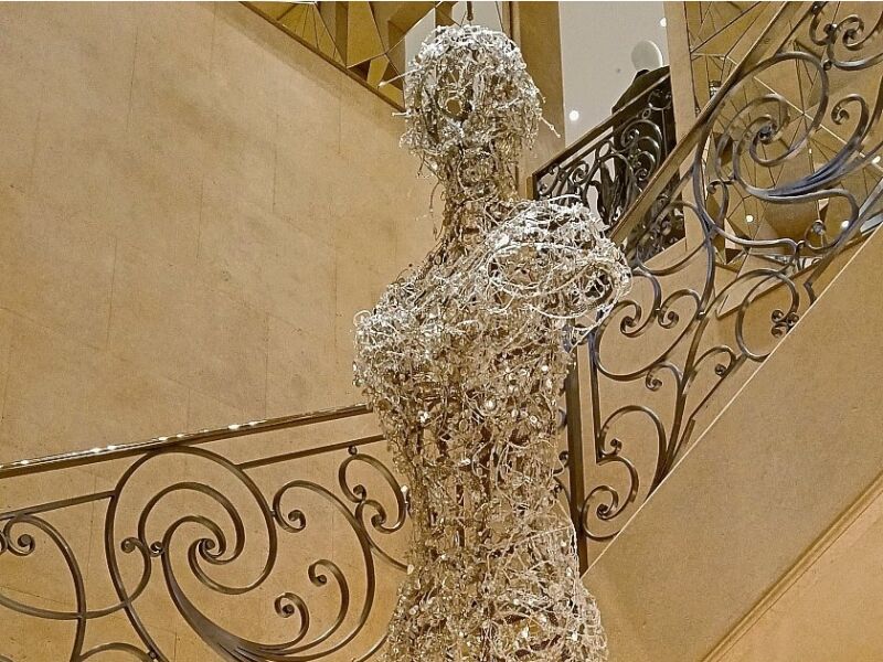 Lo scalone della nuova House of Dior di via Montenapoleone con scultura di Lee Bul. In basso, il Passaggio Segreto sotto la Galleria Vittorio Emanuele che collega le boutique Prada (foto di Fabiana Giacomotti)