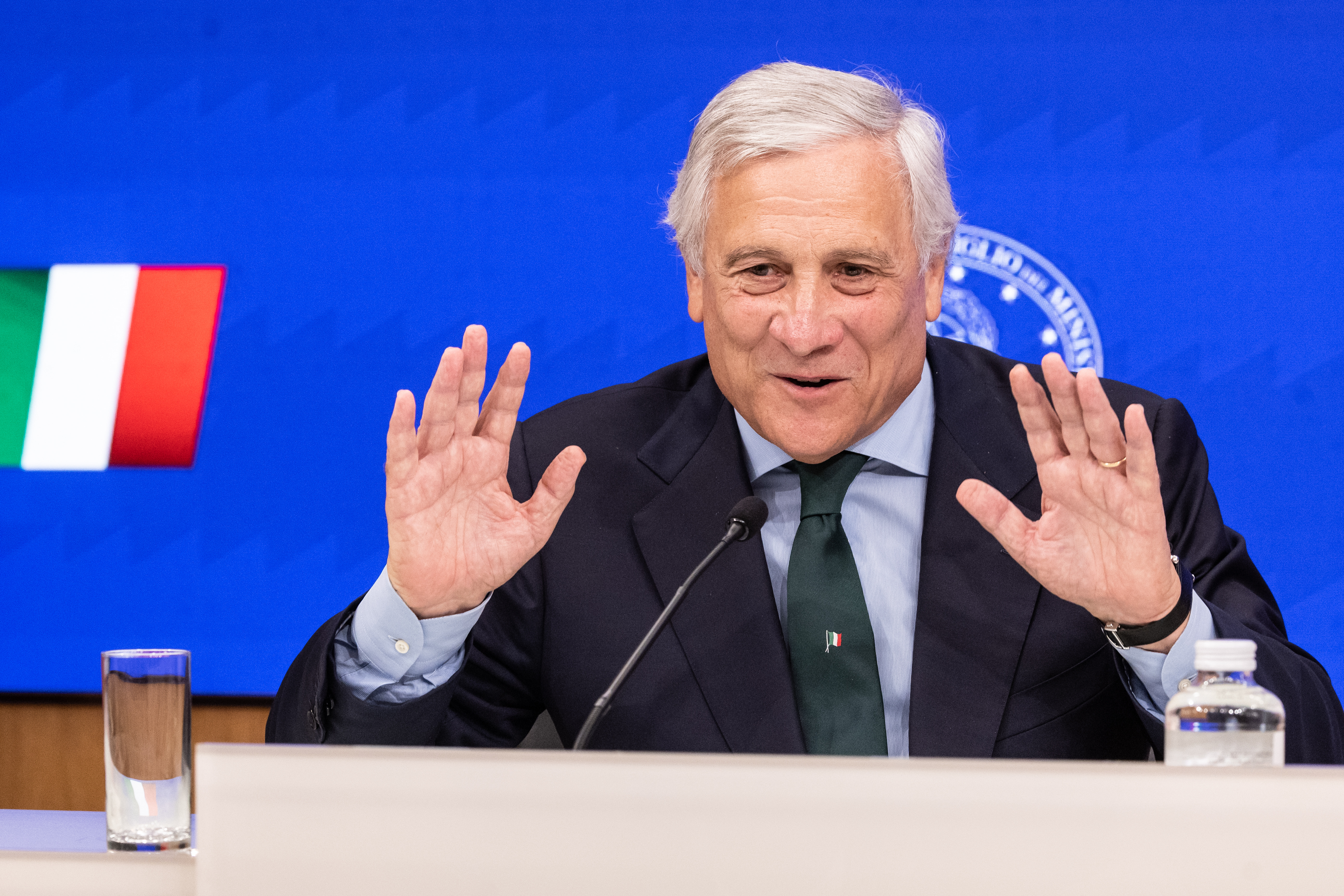 Prova a far cambiare il nome del suo ministero ma si oppone Urso, l’arbitro è Freni (e Barelli non c’è). Ecco com'è nata la Tajanata