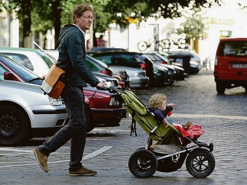 Padre e figlio in una strada di Berlino (Getty Images)