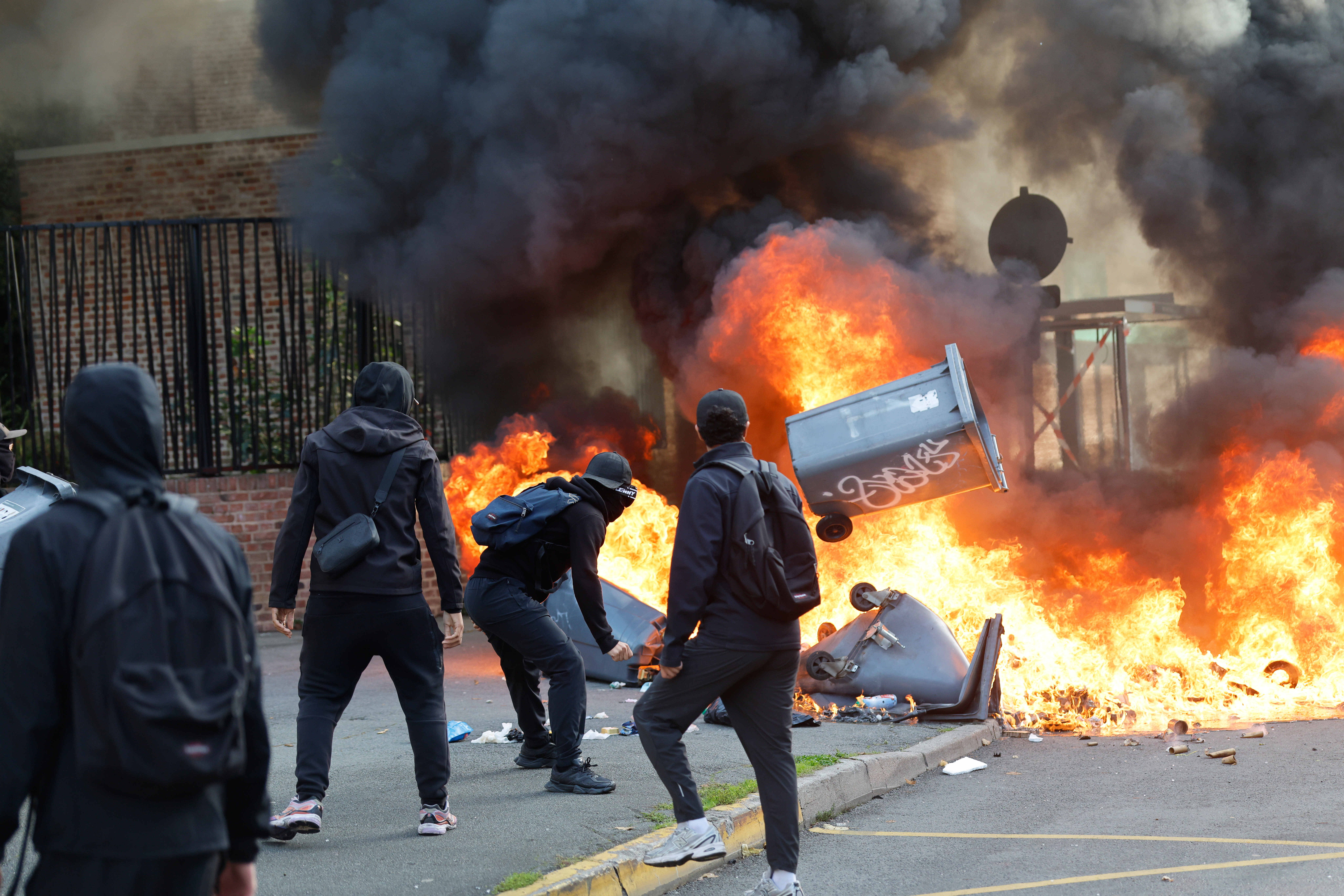 Gli studenti bruciano rifiuti durante una protesta per chiedere maggiori risorse alla scuola, a Lille, in Francia, giovedì 1° ottobre 2026. Foto LaPresse