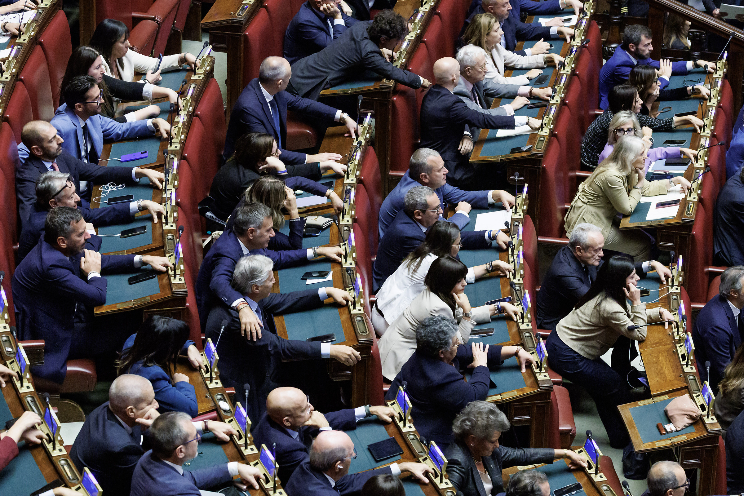 Il Melonellum è legge. Conte: "La Corte la riscriverà". Rixi avvisa: "Mattarella non ci farà votare prima"