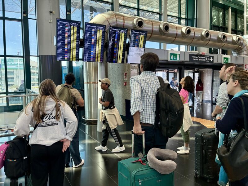 Passengers waiting at Fiumicino Airport due to flight delays and cancellations caused by an air traffic control failure (Photo: Ansa)